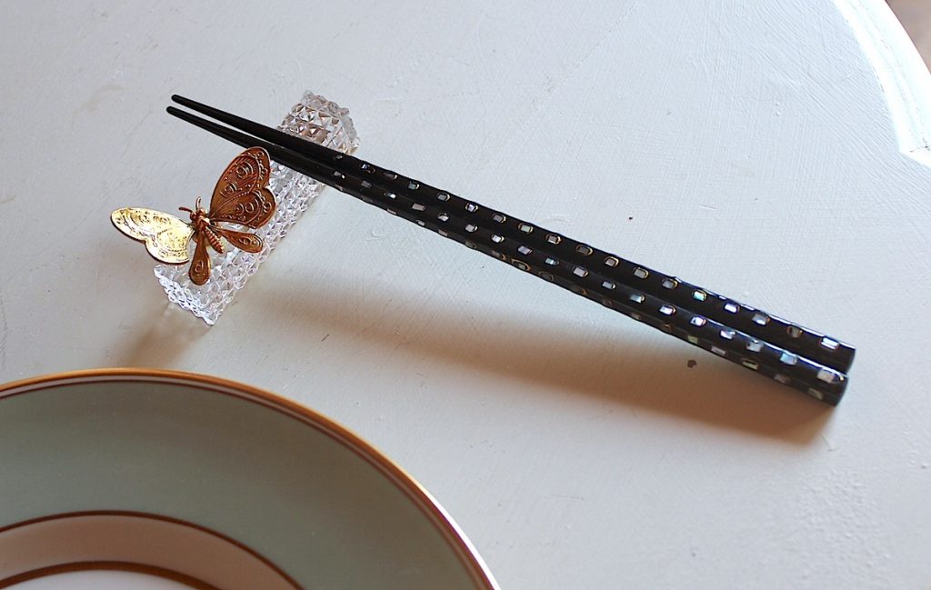 若狭塗り箸とガラスの箸置き