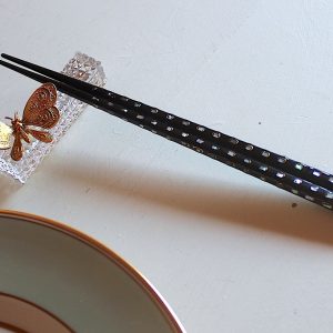 若狭塗り箸とガラスの箸置き