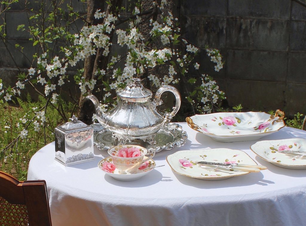 スモモの花と。