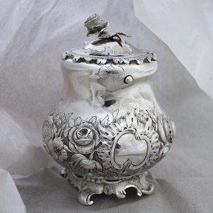 ボタンつきのシュガー入れ