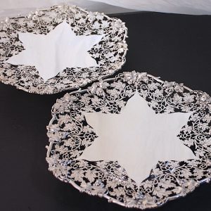 葡萄模様のピアスケーキスタンドとティーポットをアップしました。