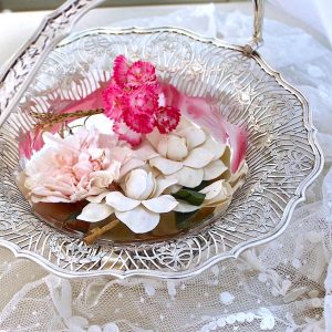 小さなポット。ピアスのバスケット。