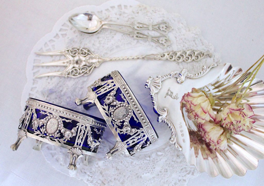 ティーポットとソルト入れ