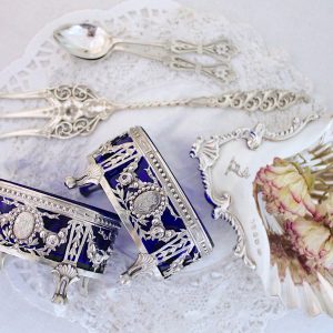 ティーポットとソルト入れ