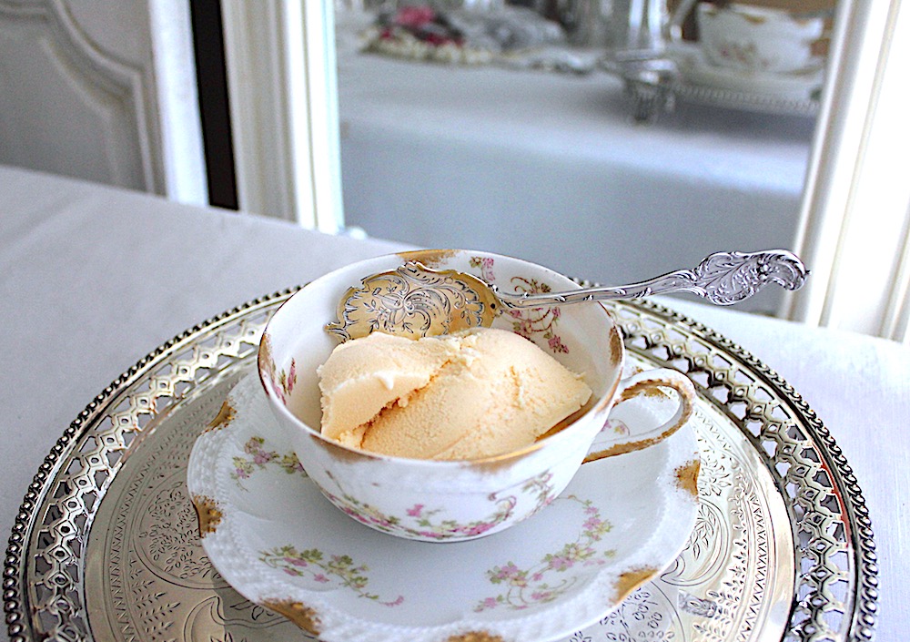 アイスクリームを銀のアイスクリームスプーンで。