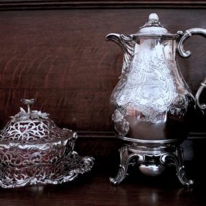 花飾りのスイーツ入れとコーヒーポット