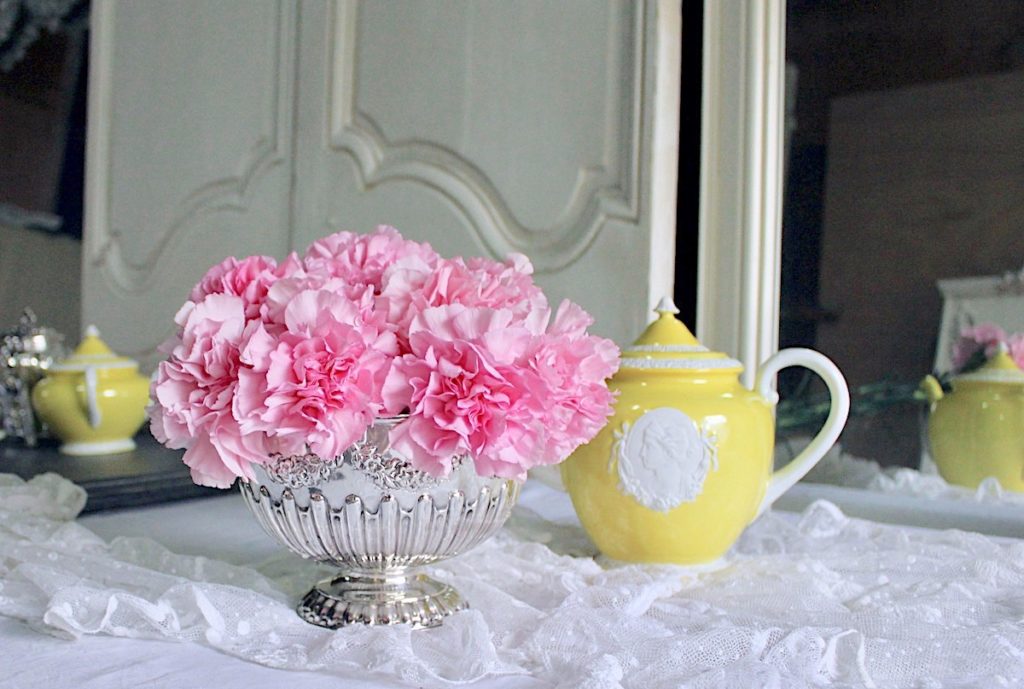 ローズボウルとクリーム色のティーセット