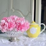 ローズボウルとクリーム色のティーセット