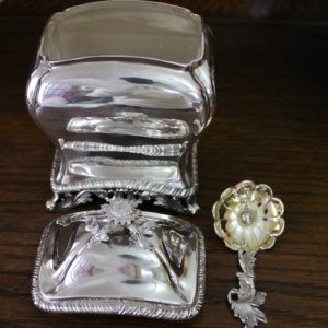 お待ちください。。