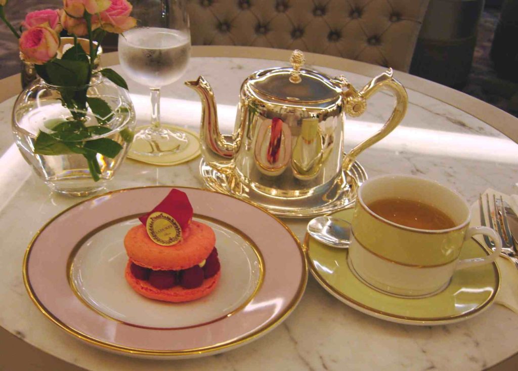 外でお茶を飲むとき..