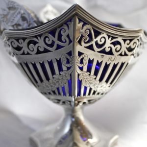 ピアスとリボンとブルーガラス