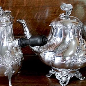 小さなポット2つ。