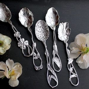 天使のカップと小さな花のスプーン