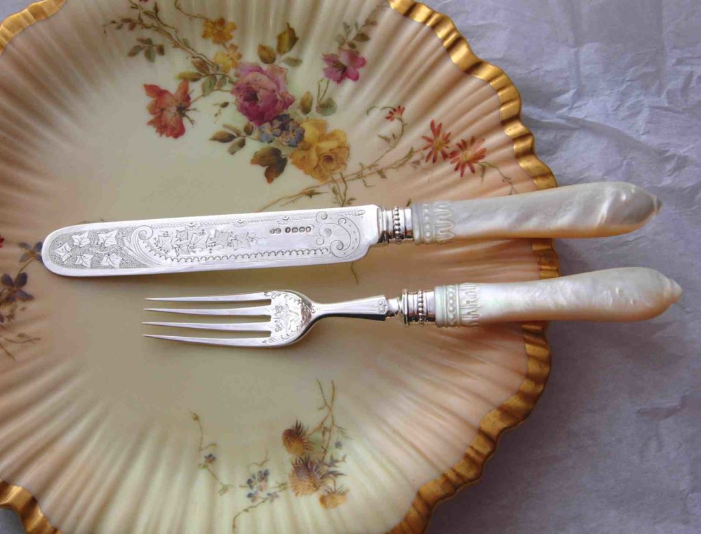 カトラリーに施すエングレーヴィングとチェイシング