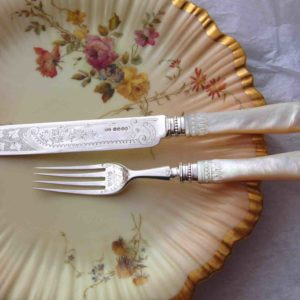 カトラリーに施すエングレーヴィングとチェイシング