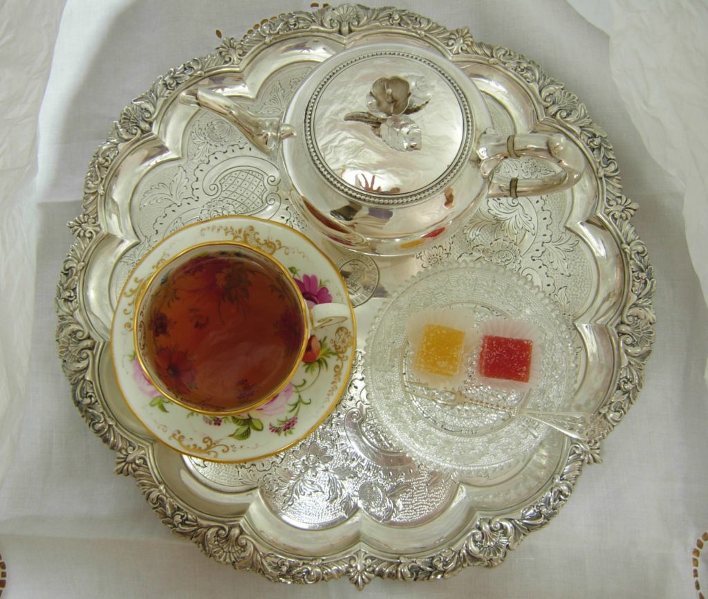 花のつまみのティーポット