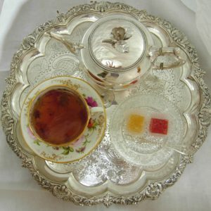 花のつまみのティーポット