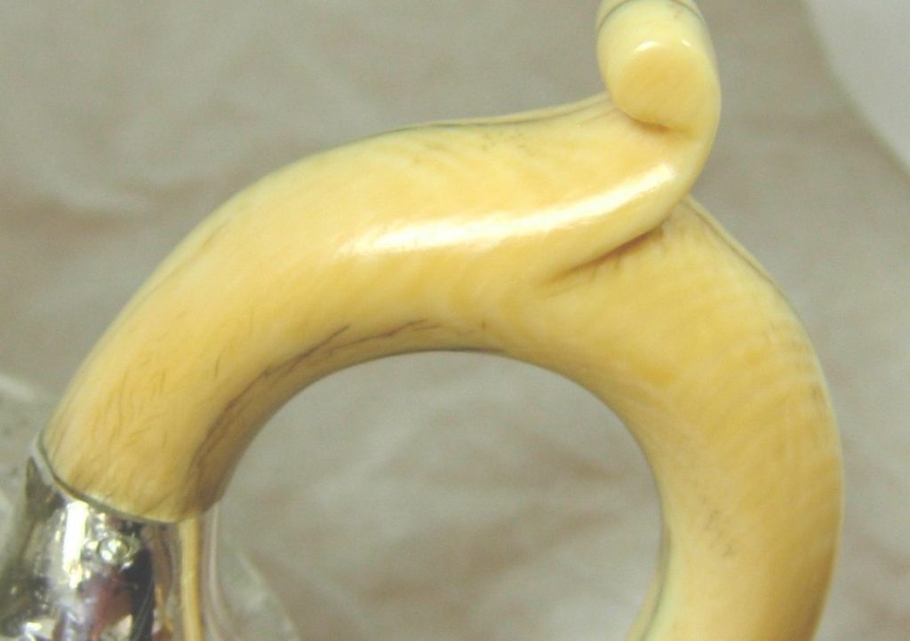 薔薇のつまみ＆花いっぱいのティーポット