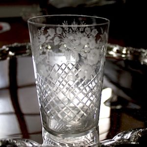 カットとエングレーヴィングのタンブラー