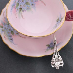 パラゴンローズハンドル,薄いブルーの花々を手描きで