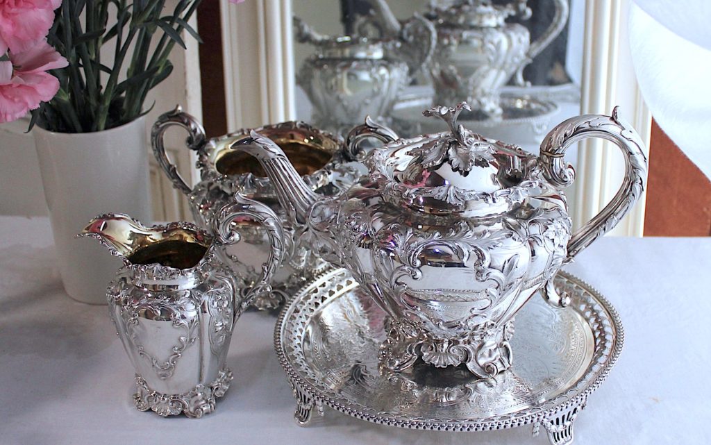 ティーセットを載せました。