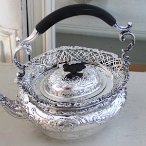 ピアスのケトルを磨き中 - アンティークシルバー