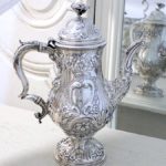 シルバーを磨いています。