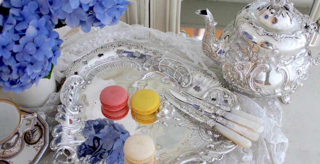 小さめトレーにマカロン、あじさい..