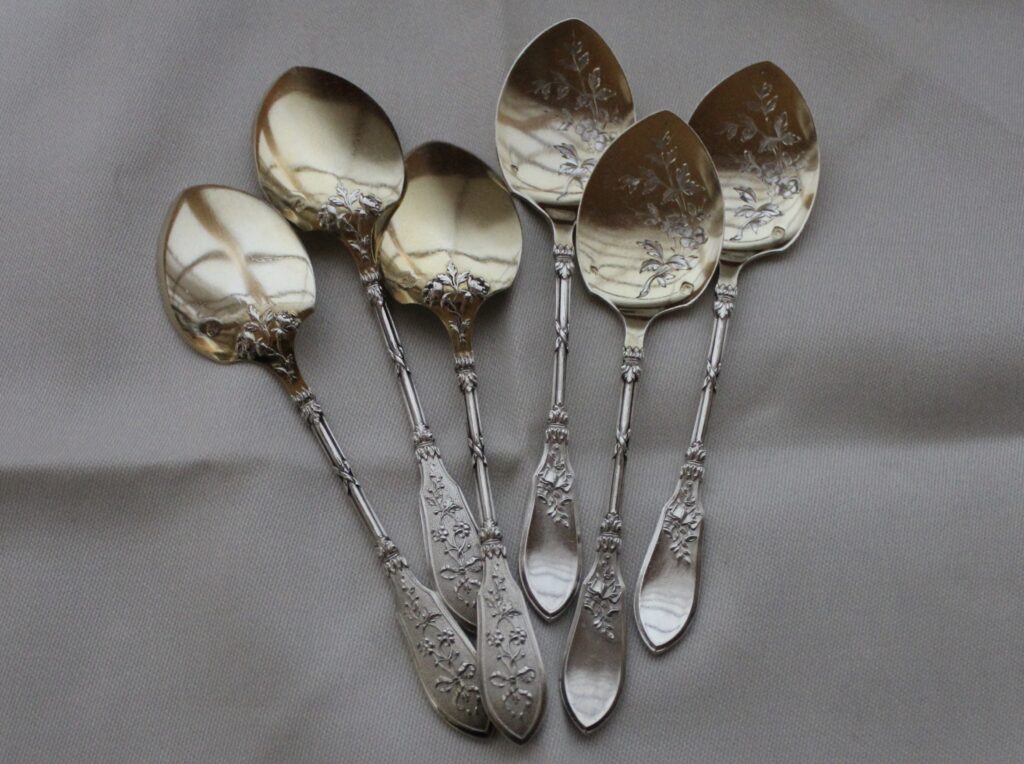 明日、新入荷のお品を数点ご紹介します。