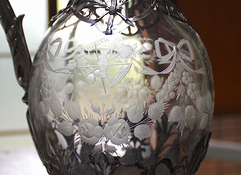 フレンチシルバーのクラレットジャグをご紹介しています。