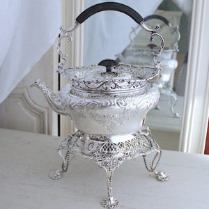 Sold：純銀製ピアスのティーケトル　1907年ロンドン