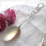 ピアスの美しいサービングスプーン 1895年