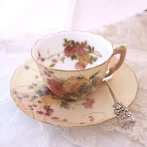 花柄のティーカップ・ロイヤルウースターブラッシュアイボリー