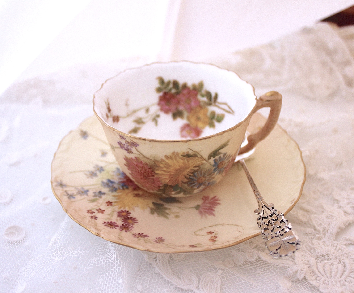 花柄のティーカップ・ロイヤルウースターブラッシュアイボリー