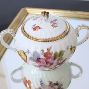 ニンフェンブルグ 花柄&金彩シュガーボウル、ハンドペイント