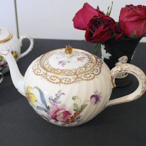 ニンフェンブルグ ティーポット花柄&金彩、ハンドペイント