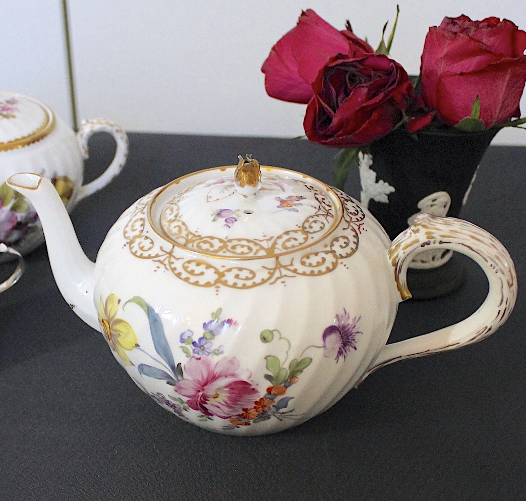 ニンフェンブルグ ティーポット花柄&金彩、ハンドペイント