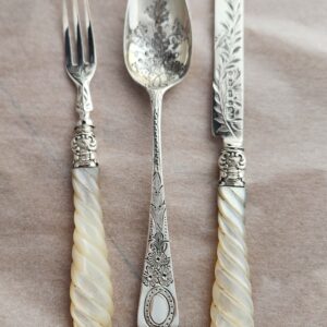 チャイルドセット白蝶貝、1867年-George Unite (クリスニングセット）