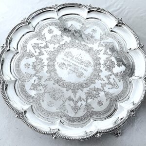 Barnard 花びら形サルバ,37cm 1889年、リボンとガーランド