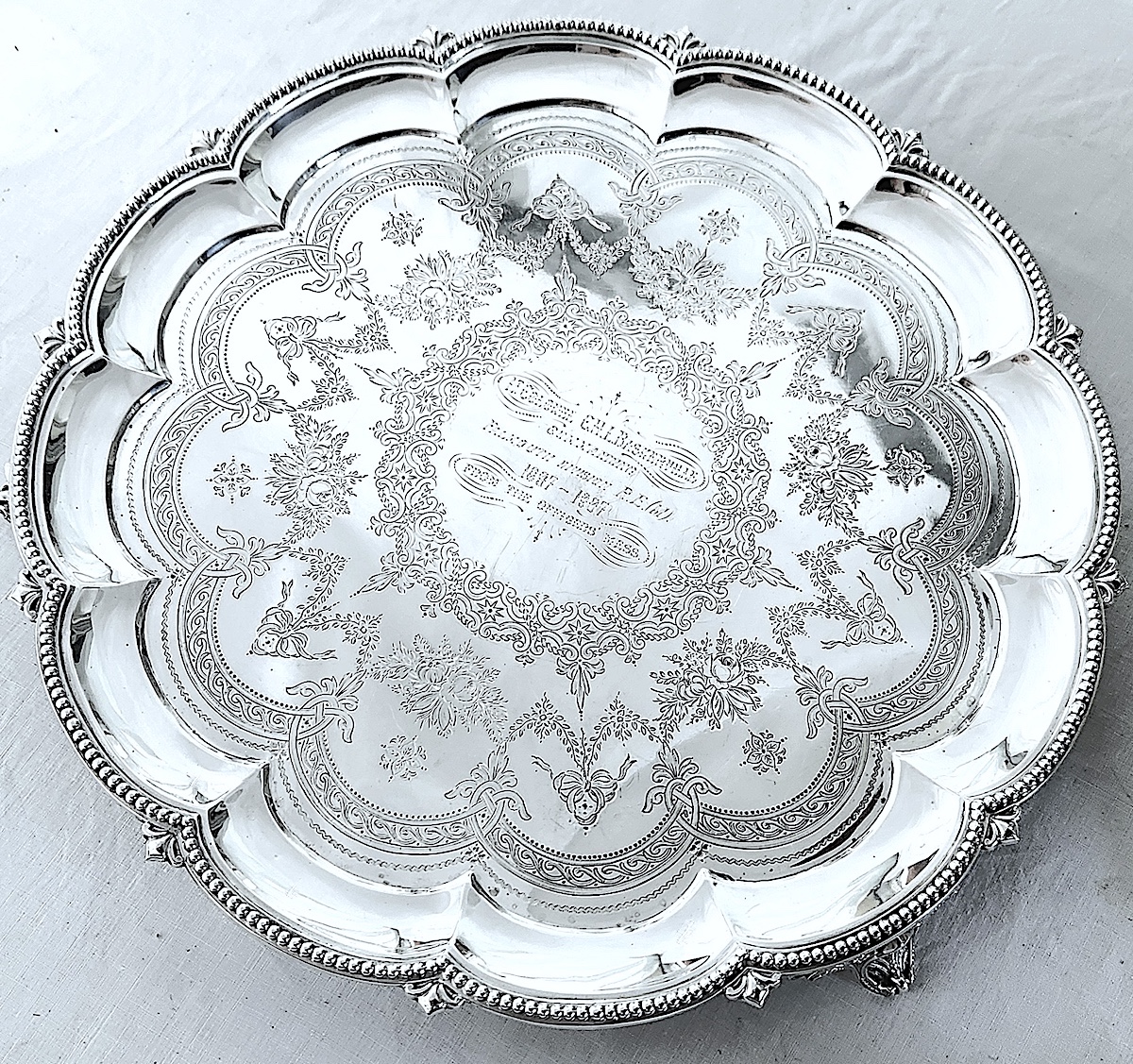 Barnard 花びら形サルバ,37cm 1889年、リボンとガーランド
