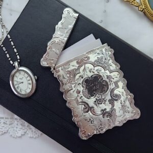 花柄の純銀カードケース 1853年